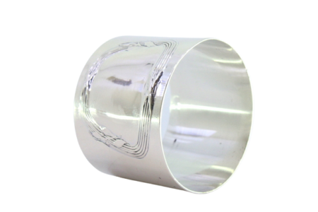  Argola de guardanapo em prata com moldura envolvendo cartela para monograma.